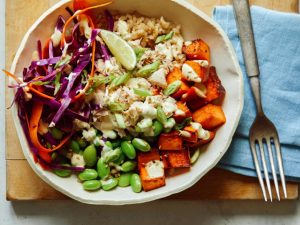 Bowl of fresh tuna with turmeric, sweet potatoes and spicy yogurt dressing